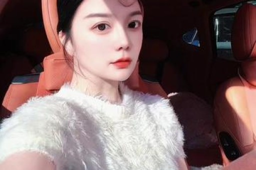 韩国女星Jennie耍大牌事件后《时代》红毯争艳直角肩再成亮点