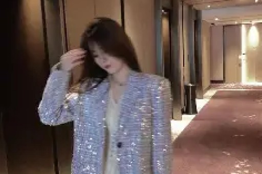 高圆圆也耍大牌？被多名工作人员围绕获助理蹲地上穿鞋惹争议